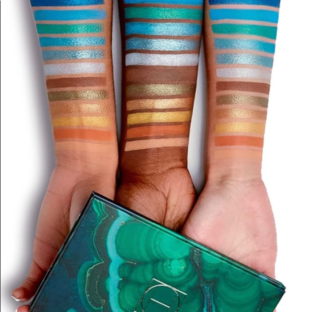 Hipdot Cenote pressed shadow palette